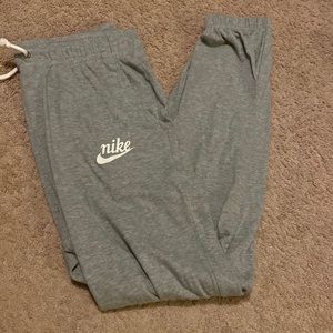 Gray nike sweatpants with pockets